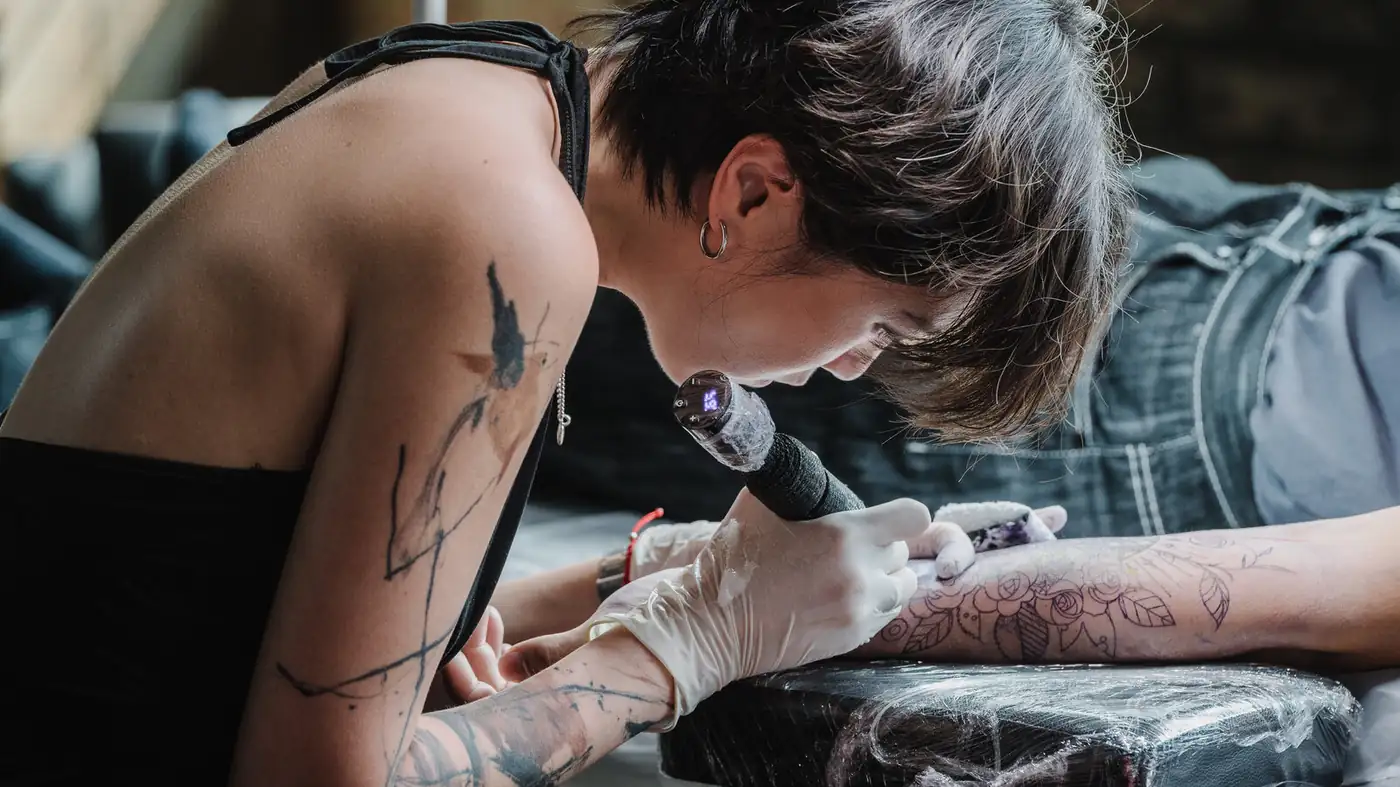 HeartGallery studio — tattoo session